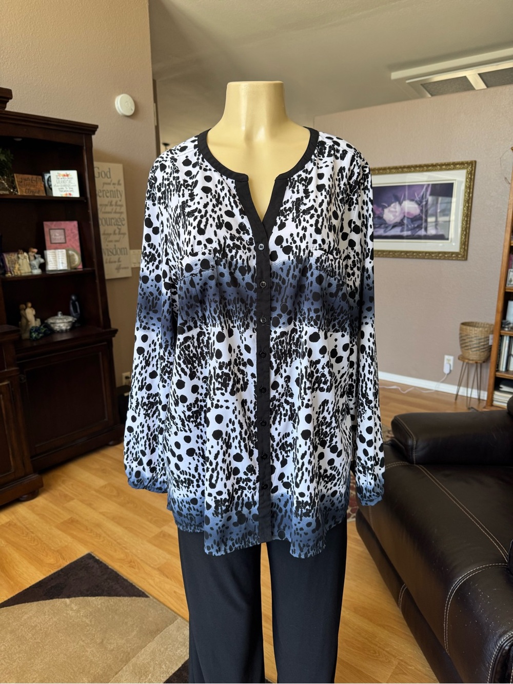 Boutique black, white & blue V-neck button up the front blouse-size XXL